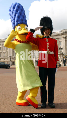 Marge Simpson poses with a 'guardsman' during a photocall outside Buckingham Palace, London, to celebrate the 300th episode of The Simpsons. Stock Photo