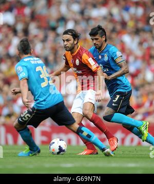 Soccer - Emirates Cup 2013 - Galatasaray v FC Porto - Emirates Stadium. Galatasaray's Selcuk Inan (centre) battles for the ball with FC Porto's Steven Defour (left) and Lucho Gonzalez (right) Stock Photo