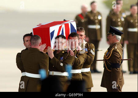 War dead arrive home Stock Photo