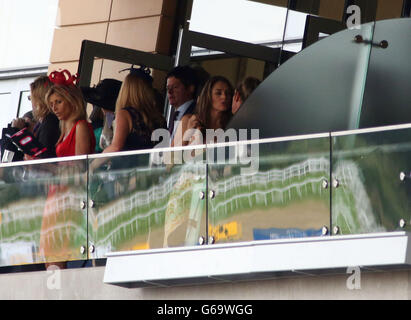 Elizabeth Hurley kisses her fiancee Shane Warne during day two of 2013 Betfair Weekend at Ascot Racecourse, Berkshire. Stock Photo