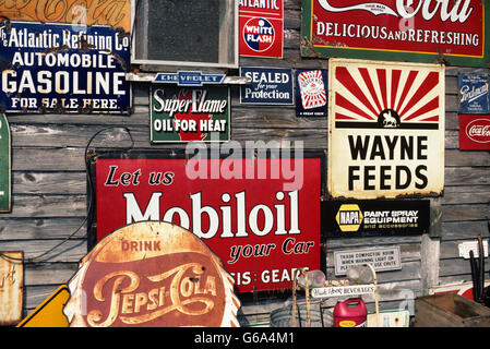 ANTIQUE STORE FEATURING OLD BRAND NAME ADVERTISING SIGNS Stock Photo