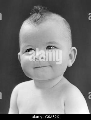 1940s 1950s BABY PORTRAIT NATURAL HAIR MOHAWK SMILING LOOKING AT CAMERA CUTE ADORABLE Stock Photo