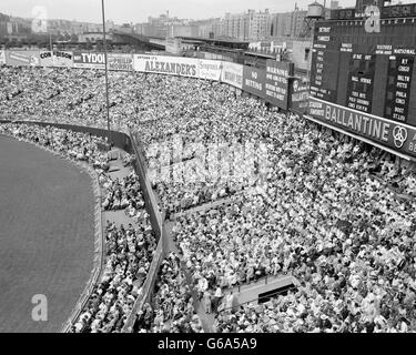 1940s 1950s LARGE CROWD YANKEE STADIUM BRONX NYC BLEACHERS ADVERTISING SIGNS AROUND THE STADIUM NEW YORK CITY NY USA Stock Photo