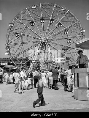 1950s PEOPLE LINING UP TO RIDE WONDER WHEEL FERRIS WHEEL CONEY ISLAND NY USA Stock Photo