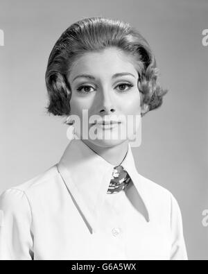 1960s 1970s PORTRAIT SERIOUS WOMAN LOOKING AT CAMERA WEARING BLOUSE WITH BIG COLLAR AND SCARF Stock Photo