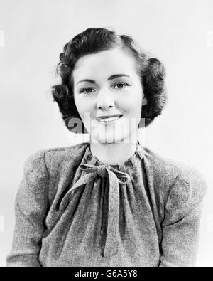 1930s 1940s PORTRAIT SMILING WOMAN WEARING WOOL TWEED SWEATER TOP SMILING AT CAMERA Stock Photo