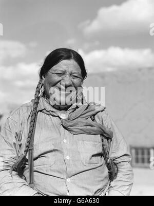 1930s SMILING PORTRAIT NATIVE AMERICAN INDIAN MAN LOOKING AT CAMERA SAN ILDEFONSO PUEBLO NEW MEXICO USA Stock Photo