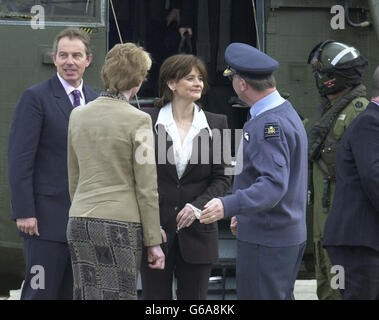 Prime Minister Tony Blair with his wife Cherie talk to Station Commander RAF Lyneham, Gp Capt. Ray Lock, and his wife Sarah. The Blairs visited the base in Wiltshire to speak to families of troops currently serving in the Gulf. Stock Photo