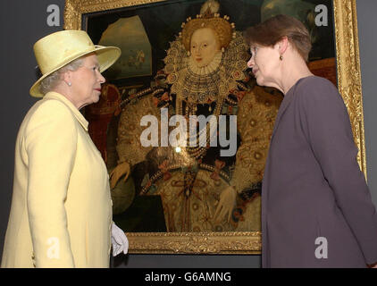 Britain s Queen Elizabeth II meets MP and former actress Glenda Jackson at the National Maritime Museum in Greenwich, in front of a large portrait of Queen Elizabeth I as she opened an exhibition which marks the 400th anniversary of the Tudor Queen's death. *..Glenda Jackson won an Emmy award for playing the queen in 1971 mini-series Elizabeth R. Stock Photo