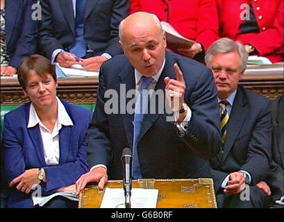 : Conservative party leader Iain Duncan Smith puts a question to British Prime Minister Tony Blair during his weekly 'Question Time' in the House of Commons in London. * Later, MPs were to discuss the government's plans for the introduction of 'Foundation Hospitals' as part of the reform of the National Health Service'. Stock Photo