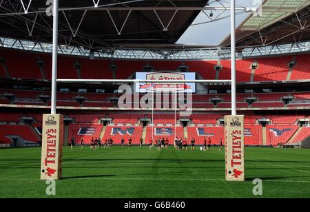 Rugby League - Tetleys Challenge Cup Final - Teams Walkabout - Wembley Stadium. A general view of the Wigan Warriors team at Wembley Stadium during the Tetleys Challenge Cup Final Walkabout at Wembley Stadium, London. Stock Photo