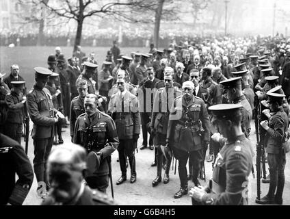King George V arriving at Westminster Abbey, for the burial of the unknown hero; the unknown British soldier who represents all the fallen warriors of World War One. Stock Photo