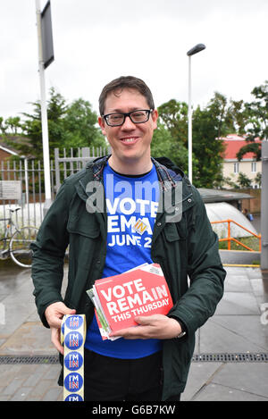 Twickenham, London, UK. 23rd June 2016. A Vote Remain campaigner hands out leaflets at 6pm on the evening of the EU referendum Stock Photo