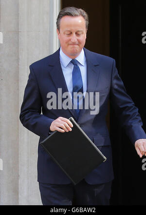 London, Britain. 24th June, 2016. British Prime Minister David Cameron holds a folder in his hands as he arrives to deliver a statement in front of Number 10 Downing Street in London, Britain, 24 June 2016. In a referendum on 23 June, Britons have voted by a narrow margin to leave the European Union (EU). Photo: MICHAEL KAPPELER/dpa/Alamy Live News Stock Photo
