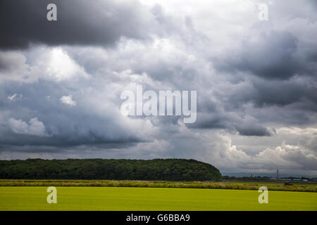 Southport, Merseyside, UK. 24th June, 2016. UK Weather: Dark Stormy Clouds over Lancashire. A day of little sunshine and heavy showers, some of which will turn thundery as daytime temperatures begin to rise. Credit:  MediaWorldImages/Alamy Live News Stock Photo