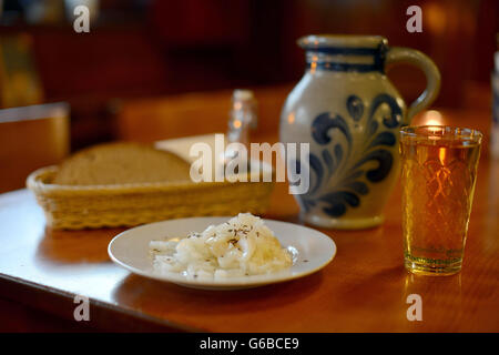Frankfurt Am Main, Germany. 21st Nov, 2013. A typical Hessian cheese meal in a cider pub in Frankfurt. | usage worldwide © dpa/Alamy Live News Stock Photo