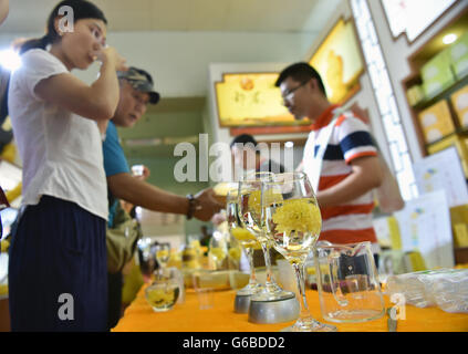 Beijing, China. 24th June, 2016. Visitors taste tea at an enterprise booth during the Beijing International Tea Expo in Beijing, capital of China, June 24, 2016. The four-day tea expo kicked off here Friday. Credit:  Li Xin/Xinhua/Alamy Live News Stock Photo