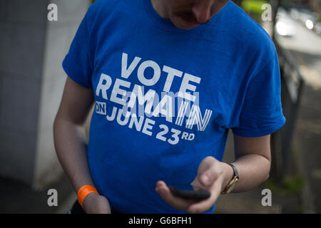 Glasgow, UK. 23rd June, 2016. 'Remain' campaigners stand distributing leaflets, as voting takes place on the United Kingdom's referendum on European Union membership, outside the Hyndland Primary School voting station in Partick, in Glasgow, Scotland, on 23 June 2016. Credit:  jeremy sutton-hibbert/Alamy Live News Stock Photo