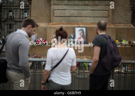 Glasgow, UK. 23rd June, 2016. People pay their respects at a small memorial for murdered Labour Member of Parliament Jo Cox, in Glasgow's George Square, as voting takes place on the United Kingdom's referendum on European Union membership, in Glasgow, Scotland, on 23 June 2016. Credit:  jeremy sutton-hibbert/Alamy Live News Stock Photo