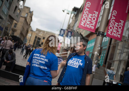 Glasgow, UK. 23rd June, 2016. 'Remain' campaigners out leafletting in Buchanan Street, as voting takes place on the United Kingdom's referendum on European Union membership, in Glasgow, Scotland, on 23 June 2016. Credit:  jeremy sutton-hibbert/Alamy Live News Stock Photo