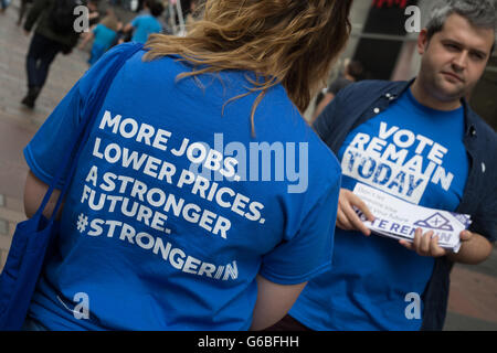 Glasgow, UK. 23rd June, 2016. 'Remain' campaigners out leafletting in Buchanan Street, as voting takes place on the United Kingdom's referendum on European Union membership, in Glasgow, Scotland, on 23 June 2016. Credit:  jeremy sutton-hibbert/Alamy Live News Stock Photo