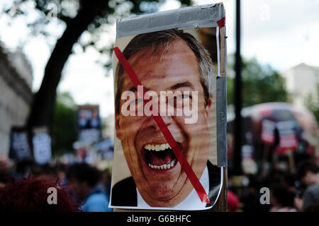 London, UK. 24th June, 2016. Protests and media sorround Downing Street in the aftermath of the vote to leave the EU. Credit:  Jay Shaw-Baker/Alamy Live News Stock Photo