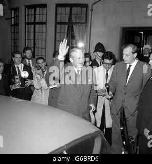 A cheerful wave from former Prime Minister Harold Macmillan as he walks from the King Edward VII Hospital for Officers, Marylebone, London, to be taken for a drive by his wife Lady Dorothy to help him recover from his recent prostatic obstruction operation. Stock Photo