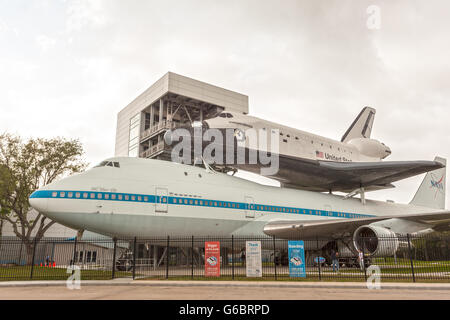 Shuttle Independence and Carrier Aircraft at the NASA Center in Houston Stock Photo