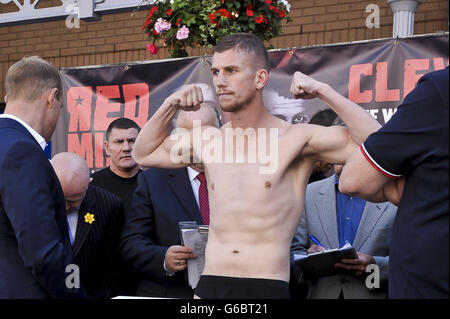 Gary Buckland flexes his muscles during the weigh in in Queen Street, Cardiff. Stock Photo