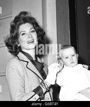 Actress and model Suzy Parker, with her baby daughter Georgia, leaving Eaton Square, London en route for the US. 05/05/2003: Suzy Parker, one of most most recognisable faces of the 1950's and regarded as the forerunner of the supermodel, has died at her California home, aged 69. Stock Photo