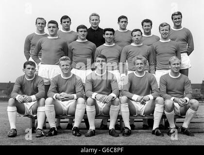 Players of Manchester United who meet Leicester City in the FA Cup Final at Wembley Stadium. Left to right: Back row - Maurice Setters, James Nicholson, David Gaskell (goalkeeper), Seamus Brennan, Mark Pearson and Noel Cantwell. Middle row - William Foulkes, Samuel McMillan, Anthony Dunne, Norbert (Nobby) Stiles and Norbert Lawson. Front row - John Giles, ALbert Quixall, David Herd, Denis Law and Bobby Charlton. Stock Photo