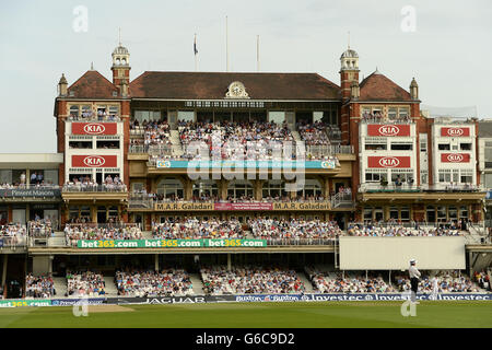 Cricket - Fifth Investec Ashes Test - Day One - England v Australia - The Kia Oval. The crowds enjoy the action from The Pavilion at the Kia Oval Stock Photo