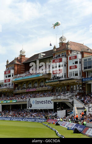 Cricket - Fifth Investec Ashes Test - Day One - England v Australia - The Kia Oval. The crowds enjoy the action from The Pavilion at the Kia Oval Stock Photo