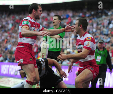 Wigan Warriors' Iain Thornley (right) celebrates with Pat Richards after scoring a try during the Tetleys Challenge Cup Final at Wembley Stadium, London. Stock Photo