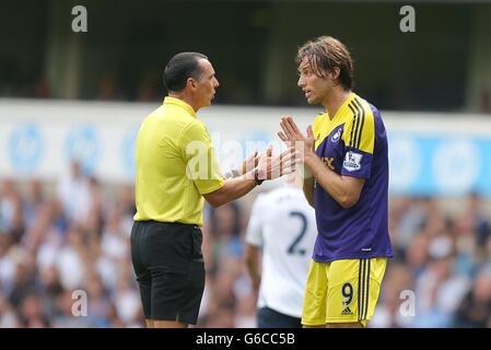 Soccer - Barclays Premier League - Tottenham Hotspur v Swansea City - White Hart Lane. Swansea City's Miguel Michu (right) pleads with referee Neil Swarbrick Stock Photo