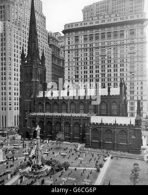 1950s LOOKING DOWN ON TRINITY CHURCH YARD AND CEMETERY DOWNTOWN MANHATTAN NEW YORK CITY NEAR WALL STREET NYC NY USA Stock Photo