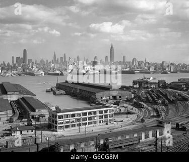 1930s MANHATTAN NYC SKYLINE ROCKEFELLER CENTER TO 14TH STREET AND OCEAN LINERS VIEW FROM WEEHAWKEN NJ USA Stock Photo
