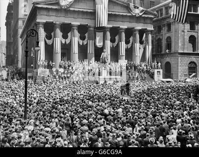 1940s 1942 WWII WAR BOND RALLY NEW YORK STOCK EXCHANGE WALL STREET NYC USA Stock Photo