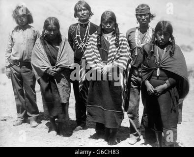 1890s GROUP PORTRAIT NATIVE AMERICAN HOPI INDIANS MEN WOMEN LOOKING AT CAMERA Stock Photo