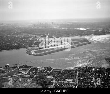 1950s AERIAL ACROSS FLUSHING BAY LA GUARDIA AIRPORT COLLEGE POINT QUEENS MANHATTAN SKYLINE IN DISTANCE LOOKING WEST Stock Photo