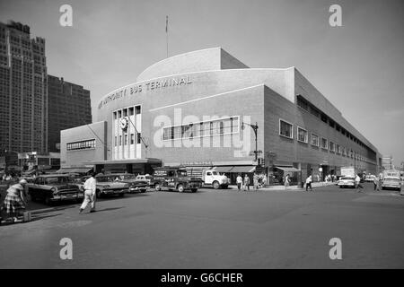 1950s PORT AUTHORITY BUS TERMINAL 8TH AVENUE 40TH AND 41ST STREETS NEW YORK CITY USA Stock Photo