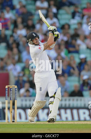 Cricket - Fifth Investec Ashes Test - Day Five - England v Australia - The Kia Oval. England's Kevin Pietersen loses his wicket after scoring 62 during day five of the Fifth Investec Ashes Test match at The Kia Oval, London. Stock Photo