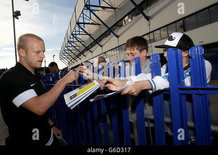Soccer - Capital One Cup - Second Round - Everton v Stevenage - Goodison Park. Everton's Steven Naismith signs autographs for fans Stock Photo