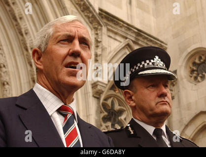 Metropolitan Police Commissioner Sir John Stevens (right) and former Commissioner Lord Condon at the High Court in London, after being formally cleared of all allegations that they breached safety laws after their officers plunged through roofs chasing suspects. *... The Health and Safety Executive had claimed they failed in their duty to protect officers under their command from harm while at work, but decided not to go ahead with a costly retrial. Sir John and Lord Condon had both pleaded not guilty to charges under the 1974 Health and Safety at Work Act. Stock Photo