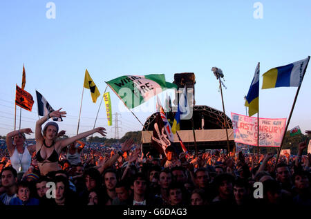 David Gray Glastonbury. The crowd during a set by David Gray, on the Pyramid Stage, at the Glastonbury Festival. Stock Photo
