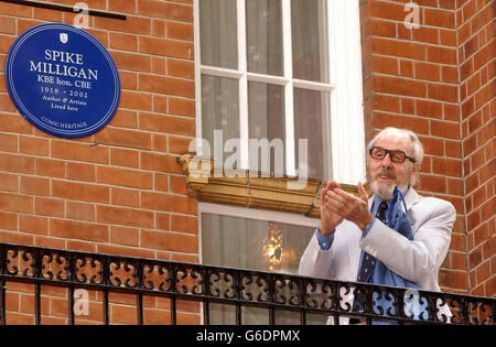 Actor Eric Sykes at 9 Orme Close in London after unveiling the Comic Heritage Blue Plaque at the former home of comedian Spike Milligan. Stock Photo