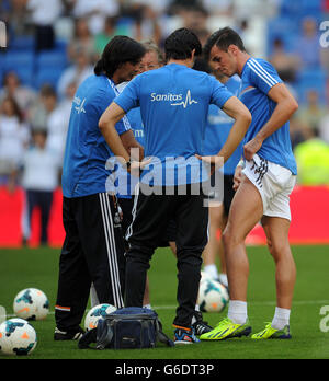 Real Madrid's Gareth Bale lifts his shorts after picking up an injury during the warm up before the La Liga match at Santiago Bernabeu, Madrid, Spain. Stock Photo