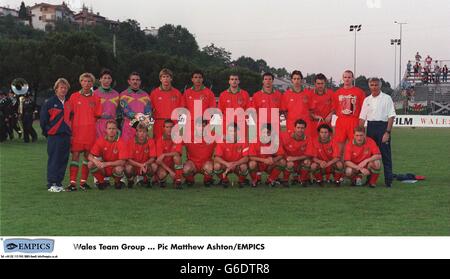 Wales team group - Back Row; John Fairclough (physio), Rob Savage, Andy Marriott, Neville Southall, John Robinson, Chris Coleman, Andy Melville, Gareth Taylor, Marcus Browning, Kit Symons, Steve Jenkins, Tim Exeter (Fitness trainer), Bobby Gould. Front Row; Jeremy Goss, Andy Legg, John Robinson, Mark Hughes, Barry Horne, Dean Saunders, Mark Bowen, Ryan Giggs, Mark Pembridge Stock Photo