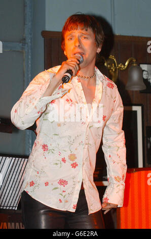 Cast members Tim Howard performing at the launch of the new musical 'Tonight's The Night' at Joe Allen's bar in London's Covent Garden. The musical written by Ben Elton is inspired by the songs of Rod Stewart. * and previews at the Victoria Palace Theatre in London from 15/10/03. Stock Photo