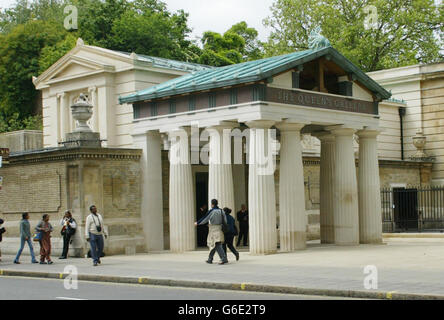 21/05/2002 The entrance to the Queen's Gallery at Buckingham Palace, London, which has been named, Wednesday 11 June, 2003, as the winner of the Gallery of the Year Award in the Royal Fine Art Commission Trust/British Sky Broadcasting Building of the Year Awards. PA Photo. Stock Photo